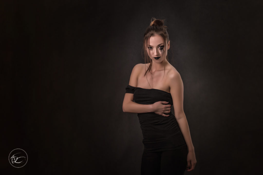 Fotografie portrétů je možné fotit, jak v exteriéru, tak i v prostření ateliéru, kde si fotograf může připravit světelné podmínky dle svého uvážení.